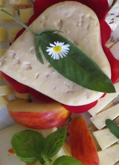 Käse mit HerzKäse mit Herz Käse mit HerzKäse mit Herz