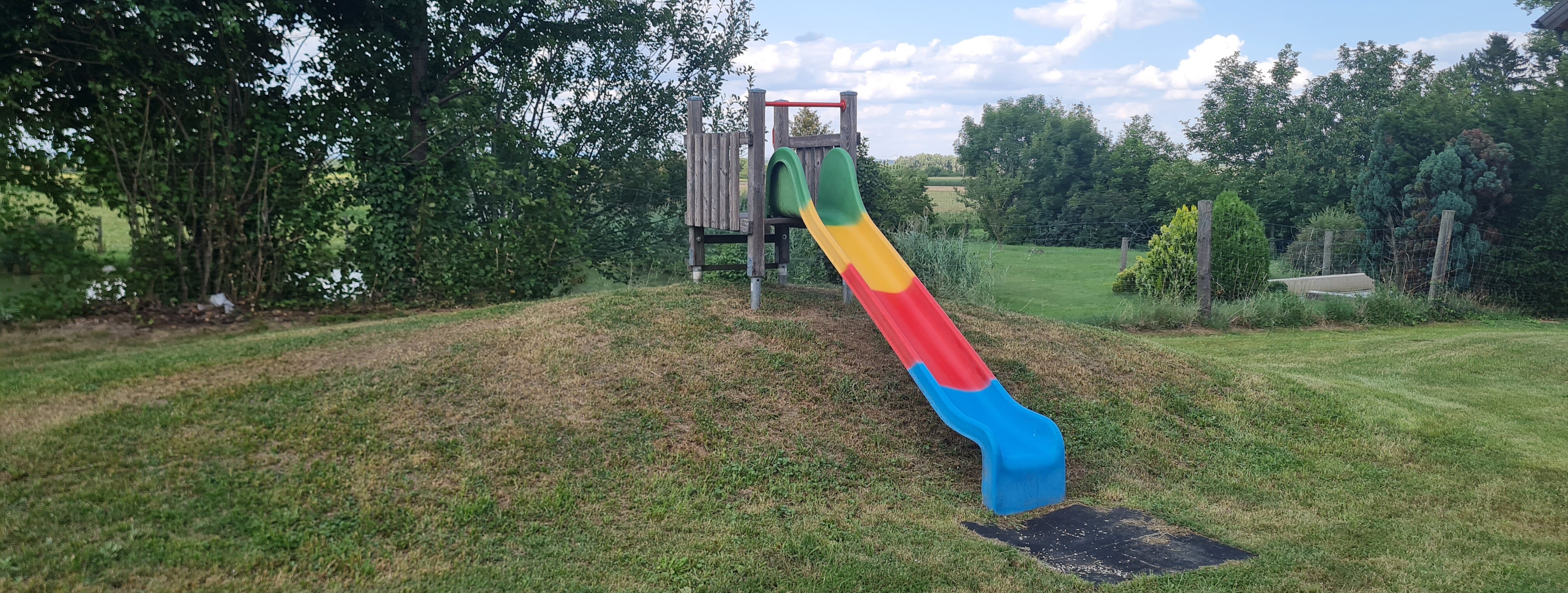 Foto von Rutsche und Spielturm