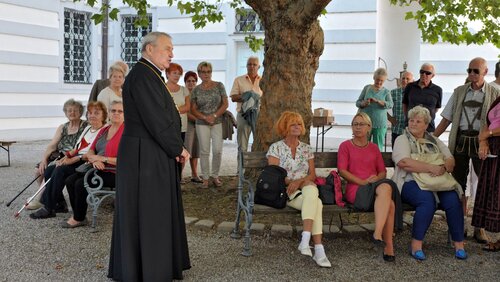 Pilger unter Baum sitzend© Foto Mayer