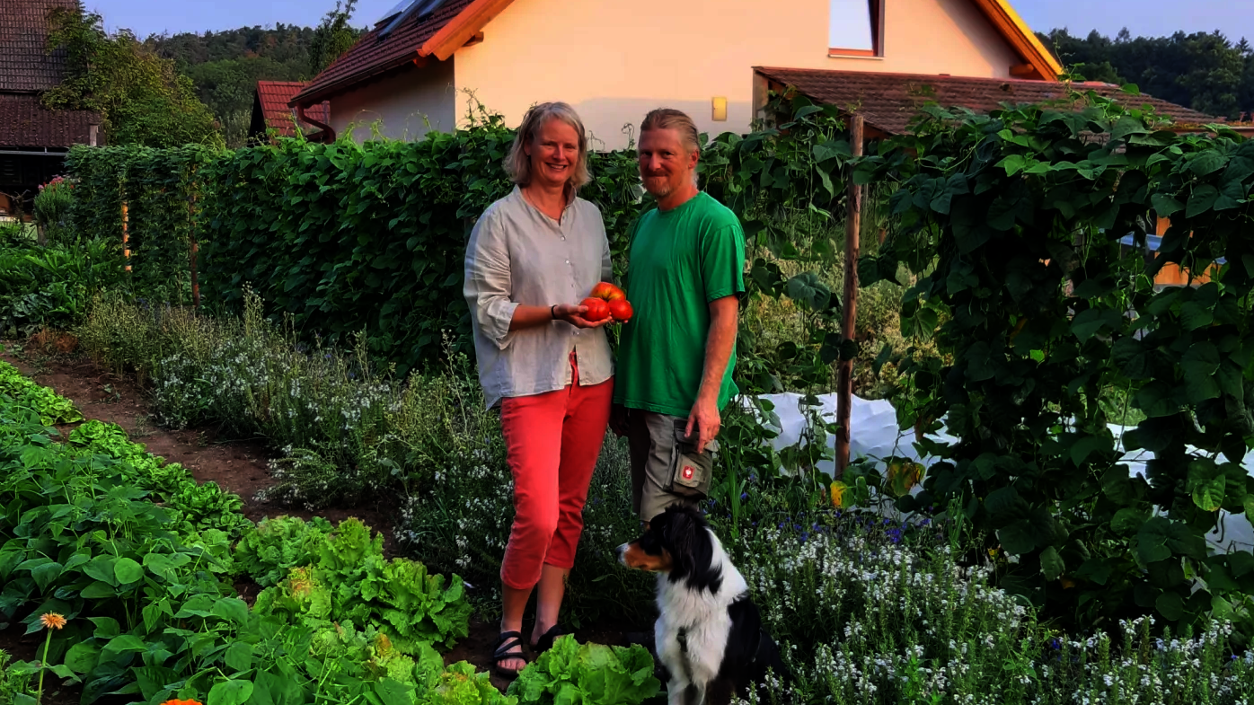 © Franziska Lerch & Reinhard Seitner Franziska Lerch & Reinhard Seitner mit Hund im Gemüsebeet© Franziska Lerch & Reinhard Seitner