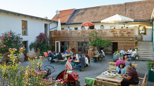 Hofansicht mit Terrasse© Winzerhof Holzheu Familie Heigl
