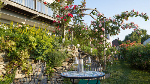 Tisch im Garten© Winzerhof Holzheu Familie Heigl