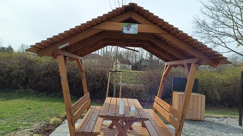 Foto von der SItzgruppe im Outdoor Trainings- und Bewegungspark - © Gemeinde Perschling