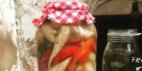 Einmachglas mit verschiedenen Produkten