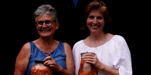 Greti & Rosi mit Einmachgläsern