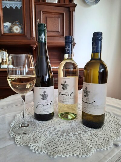 Traubensaft, Wein, schwarze Nüsse und Nussschnaps