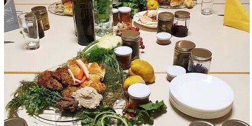 Köstlichkeiten des Fermentariums auf gedecktem Tisch