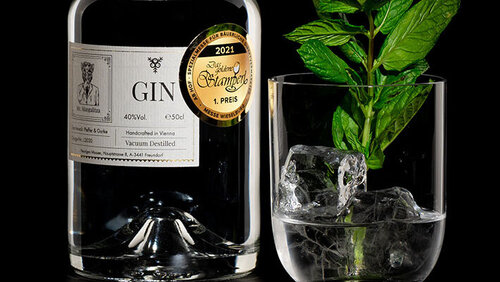 Flasche Gin mit Glas und Minze© Markus Musser