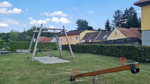 Foto von Schaukel und Wippe