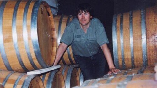 Herr Czerny im Weinkeller mit Weinfässern© FamilienWeingut Wimmer-Czerny