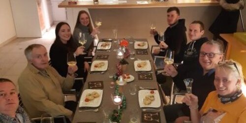 Weinforum gedeckter Tisch mit 8 Personen