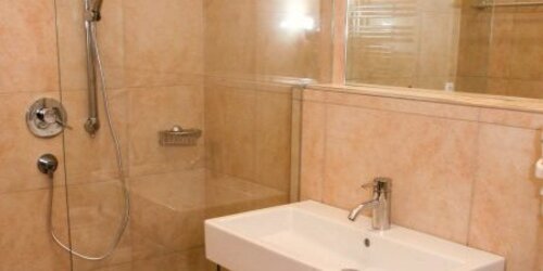Badezimmer mit Waschbecken und Dusche