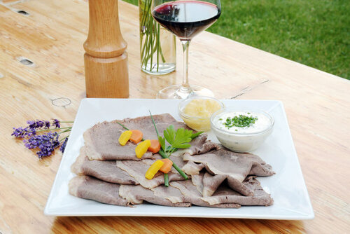 Teller mit aufgeschnittenem Fleisch und Garnierung