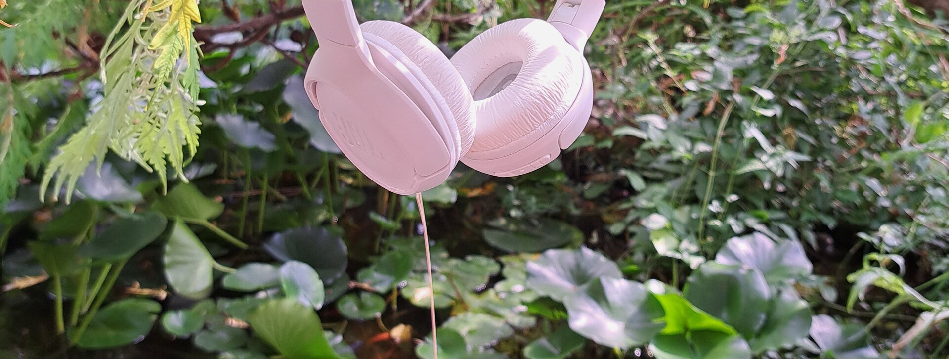 Kopfhörer über Teich