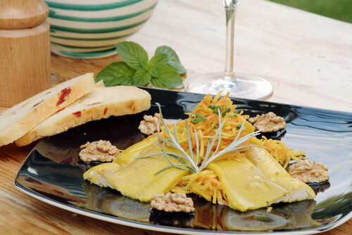 Teller mit Fisch und Garnierung