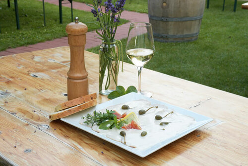 Teller mit verschiedenen Spezialitäten, Brot und Wein