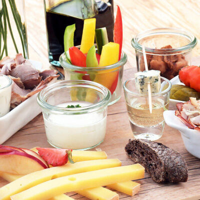 Heurigenjause mit Käse, Aufstrichen, Gemüse und Fleisch