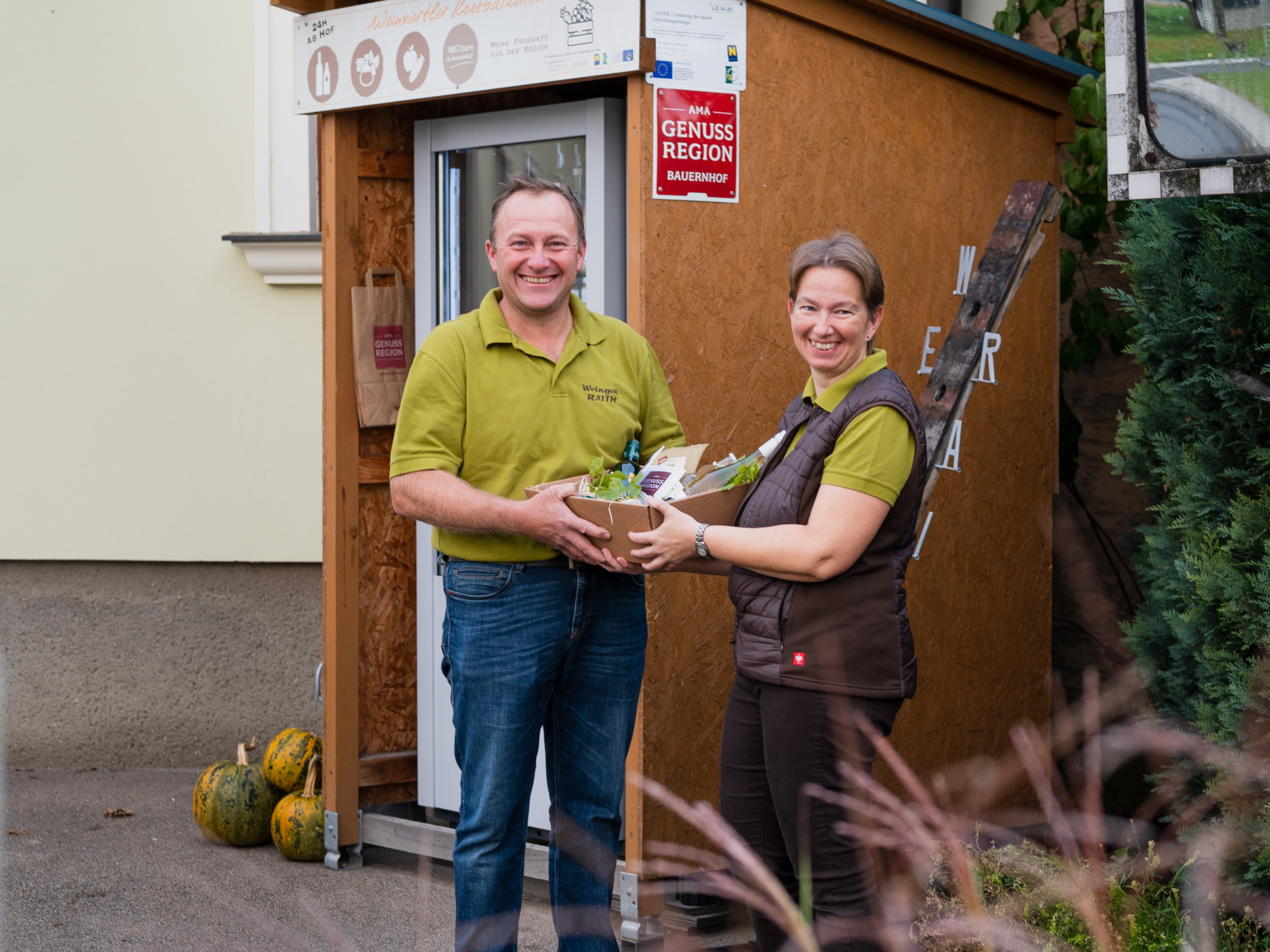 Doris und Franz Raith vor dem Verkaufsautomat